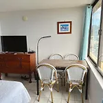 Waikiki Condo High Floor Views Beaches Convention Center
